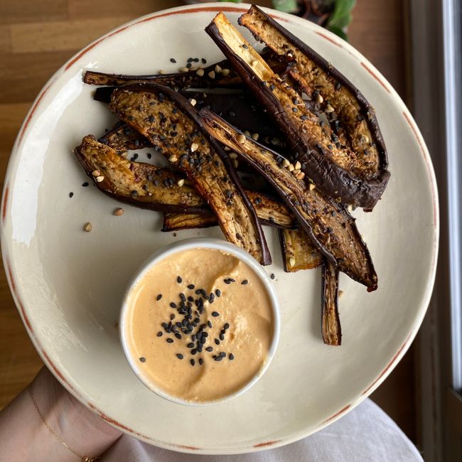 Frites d'aubergines et sauce tahini